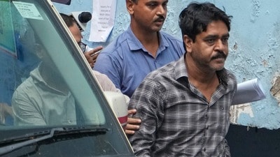 ভাঙড়ের বোমাবাজি ও মৃত্যুর ঘটনায় এনআইএ-র হাতে গ্রেপ্তার হওয়ার পর প্রথম রাত মোটেই স্বস্তিতে কাটেনি তৃণমূলের প্রাক্তন বিধায়ক শওকত মোল্লার। (PTI) ভাঙড়ের বোমাবাজি ও মৃত্যুর ঘটনায় এনআইএ-র হাতে গ্রেপ্তার হওয়ার পর প্রথম রাত মোটেই স্বস্তিতে কাটেনি তৃণমূলের প্রাক্তন বিধায়ক শওকত মোল্লার। (PTI)