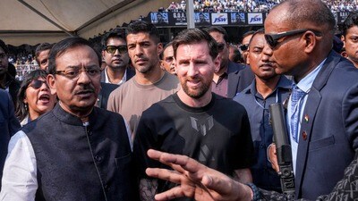 মেসির পাশে অরূপ বিশ্বাস। (ফাইল ছবি, সৌজন্যে পিটিআই)