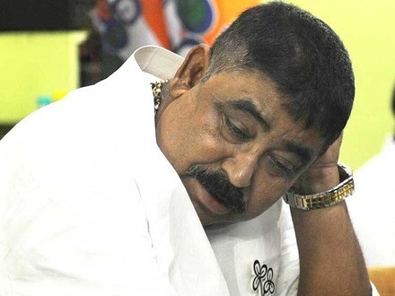 স্থানীয় ইট ব্যবসায়ী শুভেন্দু মণ্ডল সম্প্রতি তৃণমূলের প্রভাবশালী নেতা অনুব্রত মণ্ডল এবং তাঁর ঘনিষ্ঠ বলে পরিচিত মামুন শেখ-সহ একাধিক ব্যক্তির বিরুদ্ধে পুলিশের কাছে অভিযোগ দায়ের করেছেন। 
