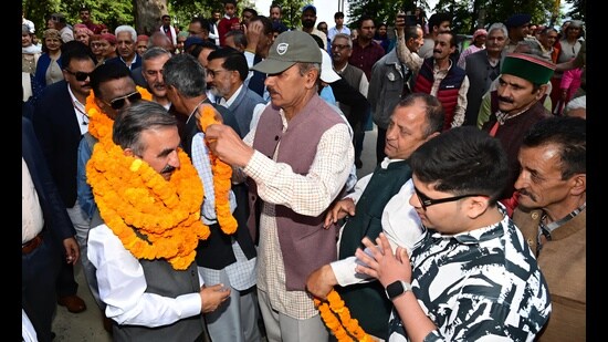 Chief minister Sukhvinder Singh Sukhu welcomed on his arrival at Narkanda in Shimla on Sunday. (HT Photo)
