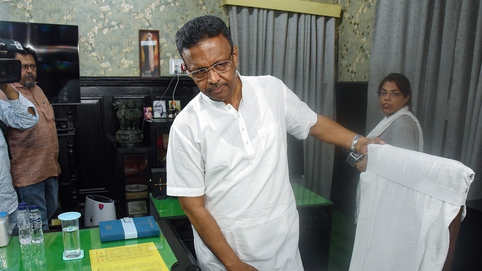 রাজ্য ভলিবল অ্যাসোসিয়েশনের সভাপতির পদ ছাড়লেন ফিরহাদ হাকিম। (sudipta banerjee)