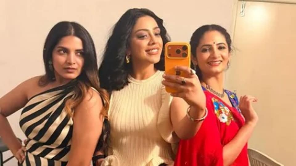 <p>సేవ్ ది టైగర్స్ వెబ్ సిరీస్ లో పావని గంగిరెడ్డి, దేవియాని శర్మ, సుజాత ప్రధాన పాత్రలు పోషించిన సంగతి తెలిసిందే. </p>(instagram-VDeviyaniSharma)
