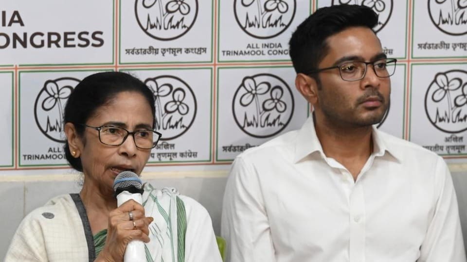 এক সর্বভারতীয় সংবাদমাধ্যমকে দেওয়া সাক্ষাৎকারে সঞ্জয় ঝাঁ দাবি করেছেন, ইন্ডিয়া জোটের ভাঙনের নেপথ্যে সবচেয়ে বড় ভূমিকা ছিল পশ্চিমবঙ্গের প্রাক্তন মুখ্যমন্ত্রী মমতা বন্দ্যোপাধ্যায় এবং আম আদমি পার্টির প্রধান অরবিন্দ কেজরিওয়ালের। (HT_PRINT)