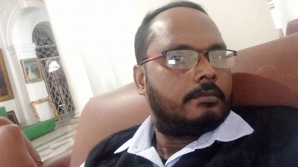 পূর্ব বর্ধমানের খণ্ডঘোষে তৃণমূল বিধায়ক নবীনচন্দ্র বাগকে ঘিরে নতুন রাজনৈতিক বিতর্ক তৈরি হয়েছে।