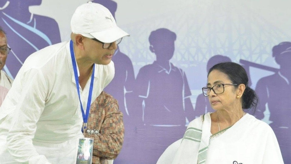 সম্প্রতি সুজয় হাজরার বিরুদ্ধে জমি সংক্রান্ত একটি বড় জালিয়াতি এবং আর্থিক অনিয়মের অভিযোগ জমা পড়ে।