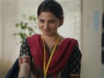 <p>అయితే, సత్యలో ఉన్న అభద్రతాభావం, జీవితంపై ఉన్న సందిగ్ధత వీరి బంధాన్ని ఎలాంటి మలుపులు తిప్పాయనేదే మిగతా కథ. సినిమాల్లో చూపించే అవాస్తవిక ప్రేమకథల్లా కాకుండా, నిజ జీవితంలో భాగస్వాముల మధ్య వచ్చే ఆలోచనా భేదాలను ఇందులో చాలా పరిణతితో చర్చించారు.<br> </p>