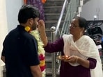 Cockroach Janata Party founder Abhijeet Dipke being welcomed by his mother on reaching Waluj residence during a press conference, in Chhatrapati Sambhaji Nagar. (ANI Video Grab)