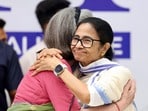 ఇండియా బ్లాక్ సమావేశం సందర్భంగా సోనియాగాంధీని ఆలింగనం చేసుకుంటున్న మమతా బెనర్జీ(AICC)