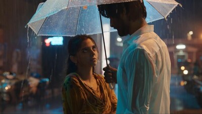 <p>సత్య జీవితంలో తీవ్ర గందరగోళం నడుస్తున్న సమయంలో విజీ (ప్రీతి అస్రాని) అనే అమ్మాయి ప్రవేశిస్తుంది. సత్యలా కాకుండా విజీ తన కెరీర్, భవిష్యత్తుపై ఎంతో స్పష్టమైన ఆశయాలతో ఉంటుంది. వీరిద్దరి మధ్య చిగురించిన పరిచయం కాస్తా ప్రేమగా మారుతుంది.</p> <p>సత్య జీవితంలో తీవ్ర గందరగోళం నడుస్తున్న సమయంలో విజీ (ప్రీతి అస్రాని) అనే అమ్మాయి ప్రవేశిస్తుంది. సత్యలా కాకుండా విజీ తన కెరీర్, భవిష్యత్తుపై ఎంతో స్పష్టమైన ఆశయాలతో ఉంటుంది. వీరిద్దరి మధ్య చిగురించిన పరిచయం కాస్తా ప్రేమగా మారుతుంది.</p>