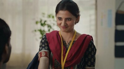 <p>అయితే, సత్యలో ఉన్న అభద్రతాభావం, జీవితంపై ఉన్న సందిగ్ధత వీరి బంధాన్ని ఎలాంటి మలుపులు తిప్పాయనేదే మిగతా కథ. సినిమాల్లో చూపించే అవాస్తవిక ప్రేమకథల్లా కాకుండా, నిజ జీవితంలో భాగస్వాముల మధ్య వచ్చే ఆలోచనా భేదాలను ఇందులో చాలా పరిణతితో చర్చించారు.<br> </p> <p>అయితే, సత్యలో ఉన్న అభద్రతాభావం, జీవితంపై ఉన్న సందిగ్ధత వీరి బంధాన్ని ఎలాంటి మలుపులు తిప్పాయనేదే మిగతా కథ. సినిమాల్లో చూపించే అవాస్తవిక ప్రేమకథల్లా కాకుండా, నిజ జీవితంలో భాగస్వాముల మధ్య వచ్చే ఆలోచనా భేదాలను ఇందులో చాలా పరిణతితో చర్చించారు.<br> </p>