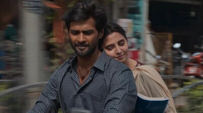 <p>"ఒక మహిళ మానసికంగా కథకు కనెక్ట్ కాలేకపోతే, ఆ ప్రేమకథకు విలువే లేదు" అని ఒక ఇంటర్వ్యూలో స్క్రిప్ట్ మార్పుల గురించి దర్శకుడు రత్నకుమార్ వెల్లడించారు. అందుకు తగ్గట్లే ప్రీతి అస్రాని పోషించిన విజీ పాత్ర సినిమాకు బలమైన పట్టును ఇచ్చింది.<br> </p> <p>"ఒక మహిళ మానసికంగా కథకు కనెక్ట్ కాలేకపోతే, ఆ ప్రేమకథకు విలువే లేదు" అని ఒక ఇంటర్వ్యూలో స్క్రిప్ట్ మార్పుల గురించి దర్శకుడు రత్నకుమార్ వెల్లడించారు. అందుకు తగ్గట్లే ప్రీతి అస్రాని పోషించిన విజీ పాత్ర సినిమాకు బలమైన పట్టును ఇచ్చింది.<br> </p>