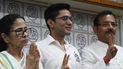 গ্রেপ্তারির আশঙ্কায় কলকাতা হাই কোর্টে রক্ষাকবচ চেয়ে আবেদন করেছিলেন তিনি। মঙ্গলবার মামলাটি দ্রুত শুনানির আর্জি জানানো হলেও সেই আবেদন খারিজ করে দেয় আদালত। (Hindustan Times) গ্রেপ্তারির আশঙ্কায় কলকাতা হাই কোর্টে রক্ষাকবচ চেয়ে আবেদন করেছিলেন তিনি। মঙ্গলবার মামলাটি দ্রুত শুনানির আর্জি জানানো হলেও সেই আবেদন খারিজ করে দেয় আদালত। (Hindustan Times)