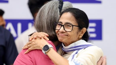 ఇండియా బ్లాక్ సమావేశం సందర్భంగా సోనియాగాంధీని ఆలింగనం చేసుకుంటున్న మమతా బెనర్జీ (AICC) ఇండియా బ్లాక్ సమావేశం సందర్భంగా సోనియాగాంధీని ఆలింగనం చేసుకుంటున్న మమతా బెనర్జీ (AICC)