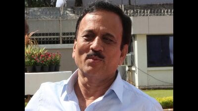 The indication comes after BJP minister Girish Mahajan met Gite near Nashik airport Monday evening. (HT)