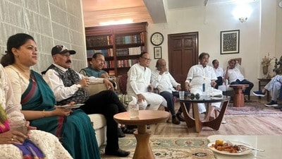 শুভেন্দু অধিকারী পৌঁছনোর আগেই তিনটি গাড়িতে করে ভূপেন্দ্র যাদবের বাড়িতে পৌঁছে যান তৃণমূলের একাধিক বিক্ষুব্ধ সাংসদ। শুভেন্দু অধিকারী পৌঁছনোর আগেই তিনটি গাড়িতে করে ভূপেন্দ্র যাদবের বাড়িতে পৌঁছে যান তৃণমূলের একাধিক বিক্ষুব্ধ সাংসদ।