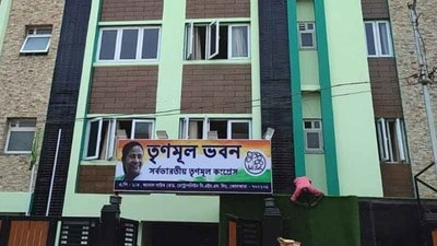 তৃণমূল ভবন: বাইপাস সংলগ্ন উত্তর পঞ্চান্ন গ্রামে অবস্থিত তৃণমূলের পুরনো সদর দফতর ভেঙে নতুন করে নির্মাণের কাজ শুরু হওয়ায় ২০২১ সালে মেট্রোপলিটনের ওই ভবনটিকে অস্থায়ী দলীয় কার্যালয় হিসেবে ব্যবহার করা শুরু হয়।