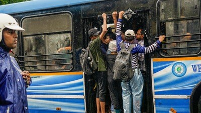 কলকাতার ১৪টি ব্যস্ত রুটে অতিরিক্ত সরকারি বাস চালানোর সিদ্ধান্ত নিয়েছে পরিবহণ দপ্তর।