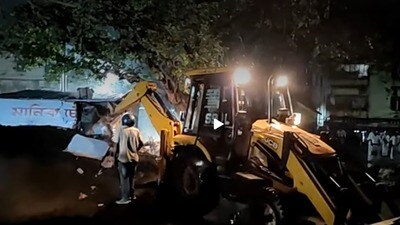 রবিবার গভীর রাতে যাদবপুর স্টেশন চত্বরে ব্যাপক হকার উচ্ছেদ অভিযান চালায় রেল কর্তৃপক্ষ।