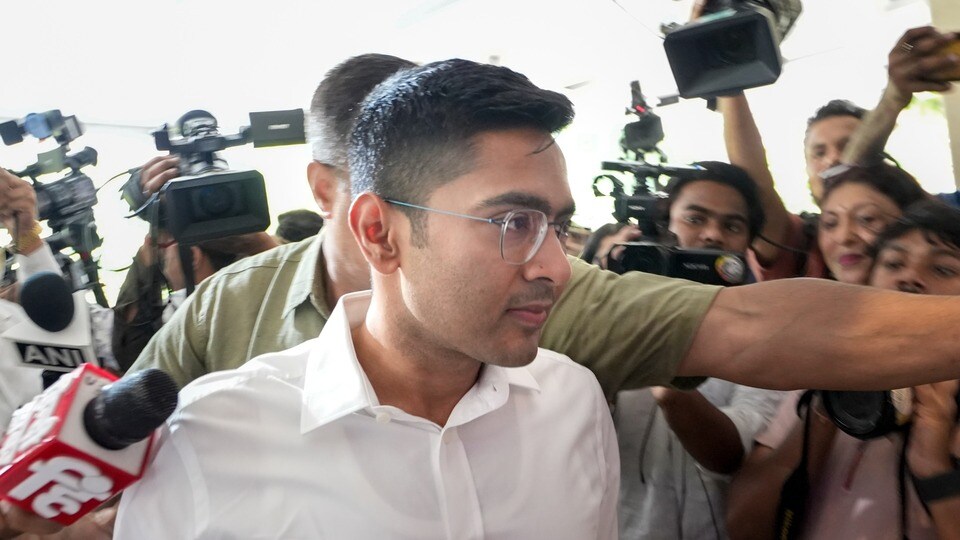 সই কাণ্ডে হাজিরা এড়াতেই অভিষেক বন্দ্যোপাধ্যায়ের বাড়িতে CID (PTI)