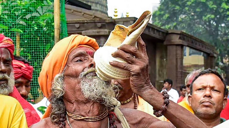 অম্বুবাচী উৎসবে শঙ্খধ্বনিতে মুখরিত হল মেলা প্রাঙ্গন। তেমনই দৃশ্য ধরা পড়ল ক্যামেরায়।