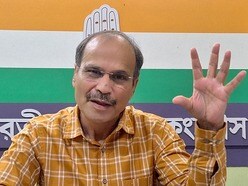 অধীরের বক্তব্য, দীর্ঘদিন বিজেপির বিরুদ্ধে রাজনীতি করার পর এখন যদি তৃণমূলের বিদ্রোহী সাংসদরা মনে করেন বিজেপির সঙ্গেই থাকা ভালো, তাহলে তা প্রকাশ্যেই করা উচিত। 