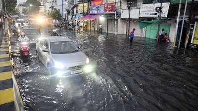 హైదరాబాద్ను ముంచెత్తిన భారీ వర్షం(ANI Photo) (Mohammad Aleemuddin) హైదరాబాద్ను ముంచెత్తిన భారీ వర్షం(ANI Photo) (Mohammad Aleemuddin)