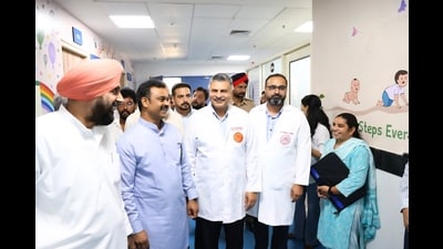 During the visit, Union minister of state for rural development Kamlesh Paswan toured the IPD and OPD halls, the wellness centre, the Amrit Pharmacy outlet, the Jan Aushadhi outlet, the emergency room and other patient areas. (HT)