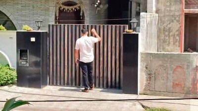 ED officials entering the residence of contractor Amit Bajaj in Jalandhar on Tuesday. (HT) ED officials entering the residence of contractor Amit Bajaj in Jalandhar on Tuesday. (HT)
