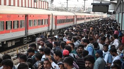 Huge rush at Lucknow’s Charbagh railway station on Tuesday with candidates returning to their respective native districts after appearing for the examination. (HT Photo) Huge rush at Lucknow’s Charbagh railway station on Tuesday with candidates returning to their respective native districts after appearing for the examination. (HT Photo)