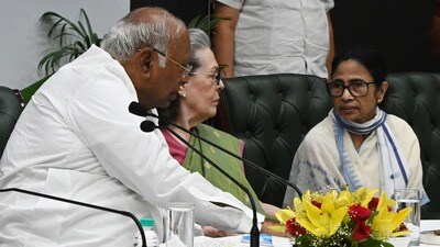 পশ্চিমবঙ্গে ধাক্কা খাওয়ার পরে ইন্ডিয়া জোটের বৈঠকে মমতা বন্দ্যোপাধ্যায়। (ছবি সৌজন্যে, অরবিন্দ যাদব/হিন্দুস্তান টাইমস)