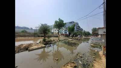 Locals say complaints have gone unanswered for six months as wastewater stagnates daily and ride-hailing services avoid the area. (HT)