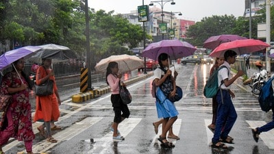আবহাওয়া অফিসের পূর্বাভাস অনুযায়ী, আগামী দু’দিনের মধ্যেই উত্তরবঙ্গের বেশ কয়েকটি জেলায় দক্ষিণ-পশ্চিম মৌসুমি বায়ু প্রবেশ করতে পারে। (PTI)