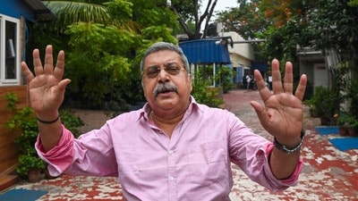 মমতার বাড়ির চত্বরে কল্যাণ। (ছবি সৌজন্যে পিটিআই)