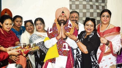Party workers welcoming Punjab BJP president Kewal Singh Dhillon in Ludhiana on Tuesday. (Gurpreet Singh/HT)