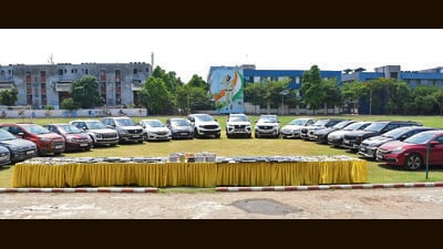 The laptops, phones and cars seized from the accused gang. (HT Photo)