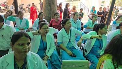 Upset over the remarks made by Haryana Women’s Commission chairperson Renu Bhatia during her visit to Lok Nayak Jai Prakash (LNJP) Hospital in Kurukshetra on Sunday, scores of nursing staff members on Tuesday observed a two-hour pen-down strike in Haryana. (HT Photo)