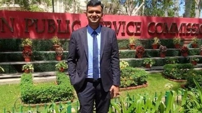 ইউপিএসসি সিভিল সার্ভিসেসে সাফল্যের উদাহরণ হয়ে দাঁড়িয়েছেন আকাশ সিংঘল। (ফাইল ছবি)