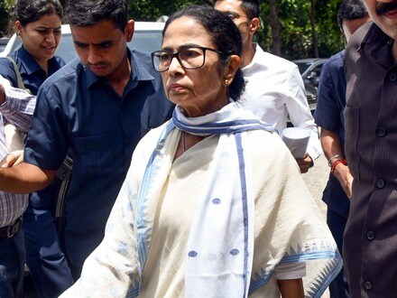 শতাব্দী রায় বলেন, তাঁর সঙ্গে মমতা বন্দ্যোপাধ্যায়ের আবেগের সম্পর্ক থাকলেও মানুষের জন্য কাজ করাই তাঁর কাছে সবচেয়ে গুরুত্বপূর্ণ। 