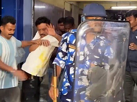 ডিমের আঘাত থেকে বাঁচার চেষ্টা সব্যসাচী দত্তের। (ছবি সৌজন্যে এএনআই)