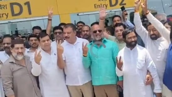 Congress MLAs leaving for Karnataka. (Shruti Tomar/HT)