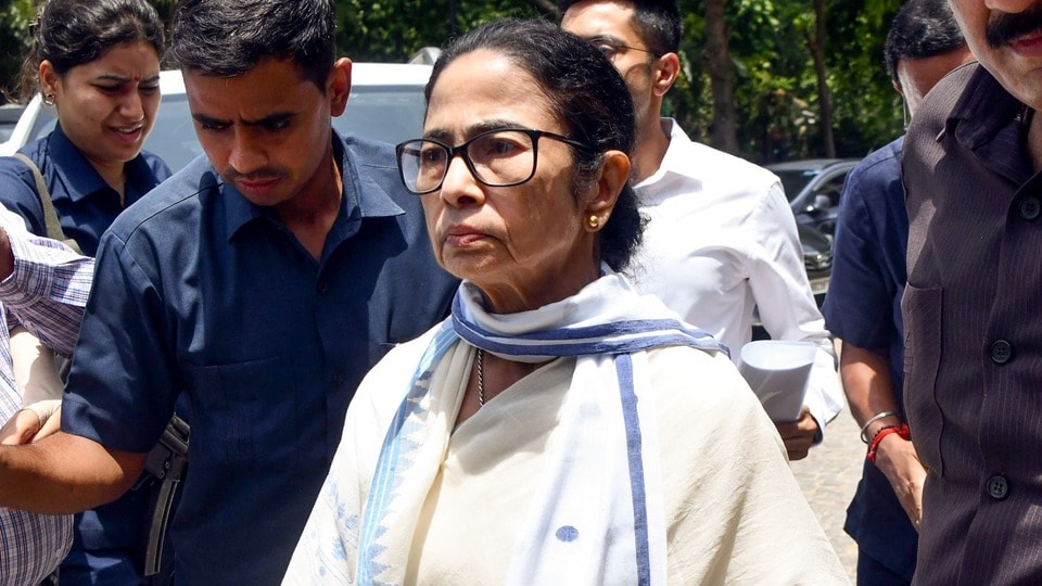 শতাব্দী রায় বলেন, তাঁর সঙ্গে মমতা বন্দ্যোপাধ্যায়ের আবেগের সম্পর্ক থাকলেও মানুষের জন্য কাজ করাই তাঁর কাছে সবচেয়ে গুরুত্বপূর্ণ। (Naveen Sharma)
