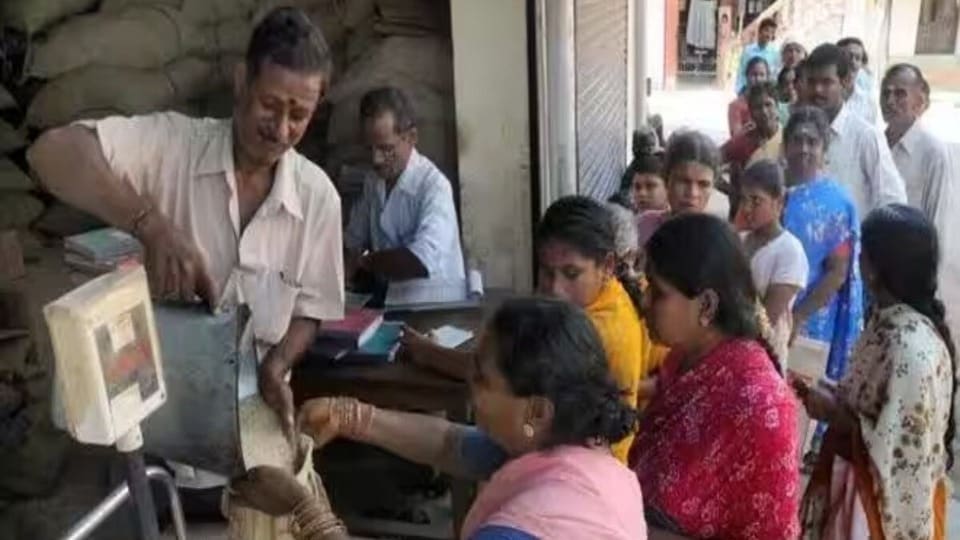 <p>రాష్ట్ర ప్రజలకు నాణ్యమైన సరకులను అందుబాటు ధరల్లో అందించేందుకు జాతీయ సహకార వినియోగదారుల సమాఖ్య (NCCF) సహకారంతో త్వరలోనే రాష్ట్రవ్యాప్తంగా 1,000 మినీమార్టులను ఏర్పాటు చేయబోతున్నట్లు మంత్రి నాదెండ్ల మనోహర్‌ ప్రకటించారు. ఈ మినీమార్టుల్లో కార్పొరేట్‌ సంస్థల సూపర్ మార్కెట్లతో పోటీపడేలా, మార్కెట్ ధరల కంటే చాలా తక్కువ ధరలకే నాణ్యమైన బియ్యం, ఇతర నిత్యావసర వస్తువులను విక్రయించేలా చర్యలు తీసుకుంటామని వివరించారు.</p>