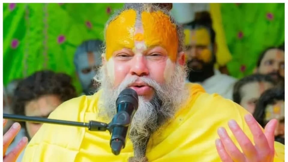 ఒక మంచి వ్యక్తి యొక్క గుర్తింపు ఏమిటంటే, అతనికి ప్రపంచం గురించి జ్ఞానం ఉన్నప్పటికీ, అతను తనను తాను ఇతరుల కంటే గొప్పగా భావించడు. వినయం ఎల్లప్పుడూ అతని స్వభావంలో ఉంటుంది.
