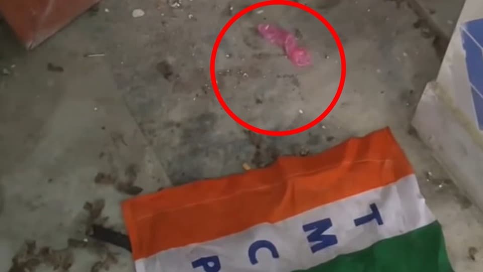 আলিপুরদুয়ার বিশ্ববিদ্যালয়ের ছাত্র ইউনিয়ন রুম থেকে কন্ডোম, মদের বোতল, গাঁজার সরঞ্জাম এবং নেশার সিরিঞ্জ উদ্ধারের দাবিকে ঘিরে তীব্র চাঞ্চল্য ছড়িয়েছে শিক্ষাঙ্গনে। 