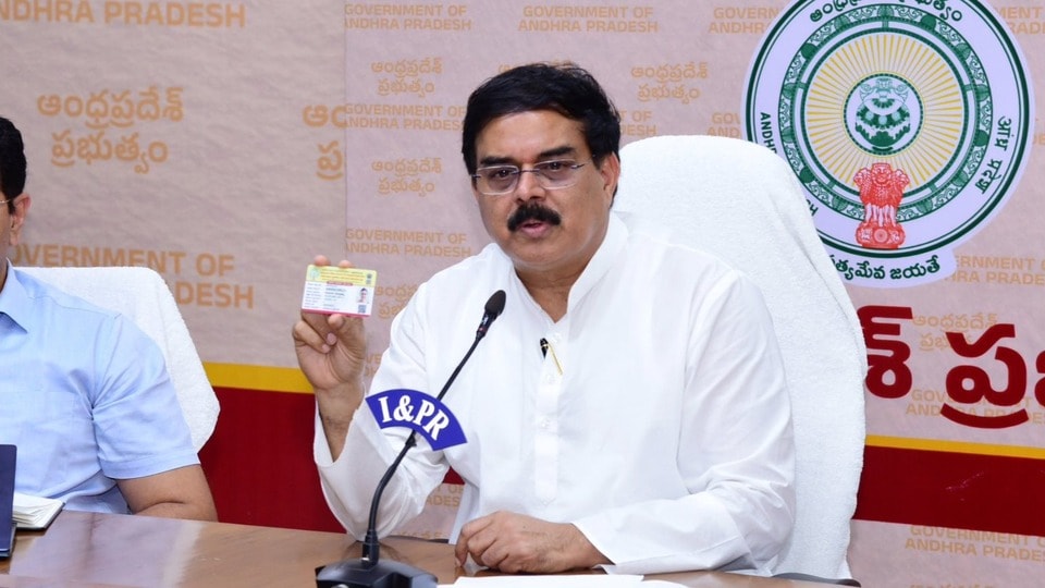 <p>పేదలకు చెందాల్సిన రేషన్ బియ్యం పక్కదారి పట్టకుండా కఠిన చర్యలు తీసుకుంటున్నట్లు మంత్రి తెలిపారు. బియ్యం మళ్లింపుపై ఉక్కుపాదం మోపుతూ ఇప్పటివరకు 5,354 కేసులు నమోదు చేసినట్లు పేర్కొన్నారు.సాంకేతిక పరిజ్ఞానాన్ని వాడుకుంటూ విజయవాడ, విశాఖపట్నం నగరాల్లో 'సీబీడీసీ' (డిజిటల్ రూపాయి) వాలెట్ విధానాన్ని పైలట్ ప్రాజెక్టుగా ప్రవేశపెట్టబోతున్నామని వెల్లడించారు. దీని ద్వారా వినియోగదారులు తమకు నచ్చిన నిత్యావసర సరకులను కొనుగోలు చేసే వెసులుబాటు కలుగుతుందన్నారు.</p>
