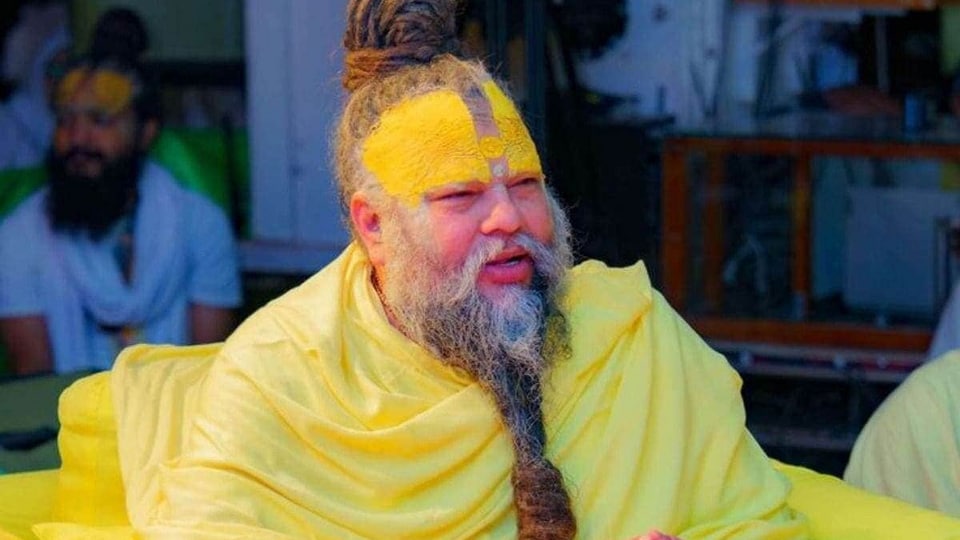 <p>ప్రేమానంద్ మహారాజ్ అభిప్రాయం ప్రకారం, ఎవరినీ విమర్శించకుండా, ఇతరుల లోపాలను ఎత్తిచూపడానికి బదులుఎల్లప్పుడూ తన పని తాను చేసుకునే వ్యక్తి సరైనవాడు. అలాంటి వ్యక్తి ఎవరికీ చెడు చేయడం ద్వారా ఆనందాన్ని పొందలేడు.</p>