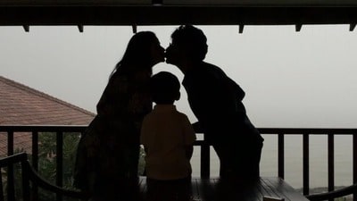 বৃষ্টিভেজা বিকেলে গঙ্গাপারে রোম্যান্সে মজে টলি দম্পতি, সাক্ষী তাঁদের শিশুপুত্র! চিনতে পারছেন এই তারকা জুটিকে?