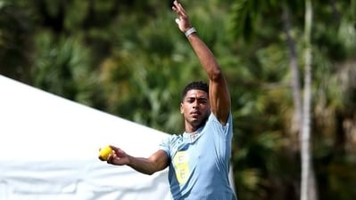Jude Bellingham try his hand at cricket during the FIFA World Cup preparation. (X images)