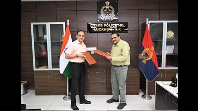 DG (Cyber Crime) Binod Kumar Singh and IIIT-Lucknow director AM Sherry during the signing of the MoU on Tuesday. (HT)