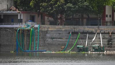 Desilting work underway at the Sonia Vihar water treatment plant, located opposite the Wazirabad barrage, where Delhi receives Yamuna supply.) (Sanchit Khanna/HT Photo)